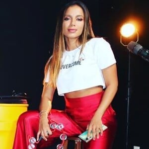 Anitta faz live show de música gospel