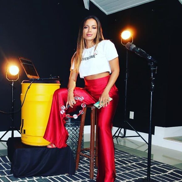 Anitta faz live show de música gospel