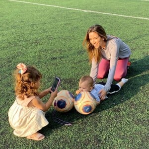 Filha do meio de Patricia Abravanel, Jane apareceu com o celular da mãe tirando foto dela com o irmão mais novo