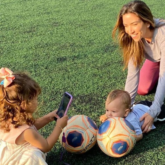 Filha de Patricia Abravanel faz foto da apresentadora com irmão Senor. Veja clique postado nesta segunda-feira, dia 27 de abril de 2020