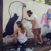 Sasha Meneghel ajuda grafiteiros a pintarem muro da fundação que leva o nome da mãe