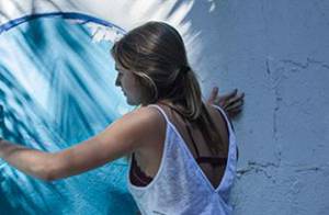 Sasha, ao lado da mãe, pinta os muros da Fundação Xuxa Meneghel