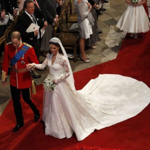 O vestido de casamento de Kate Middleton tinha quase 3 metros de cauda