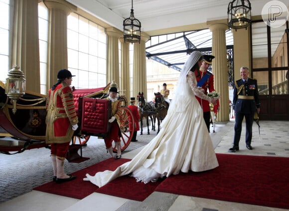 Kate Middleton usou longo com uma cauda de 2,7 metros em seu casamento