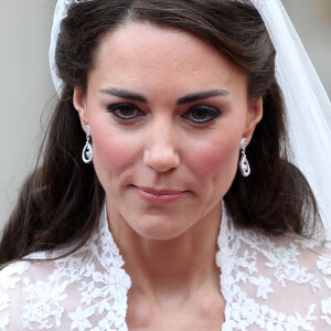 Maquiagem e joias de Kate Middleton no casamento com Príncipe William