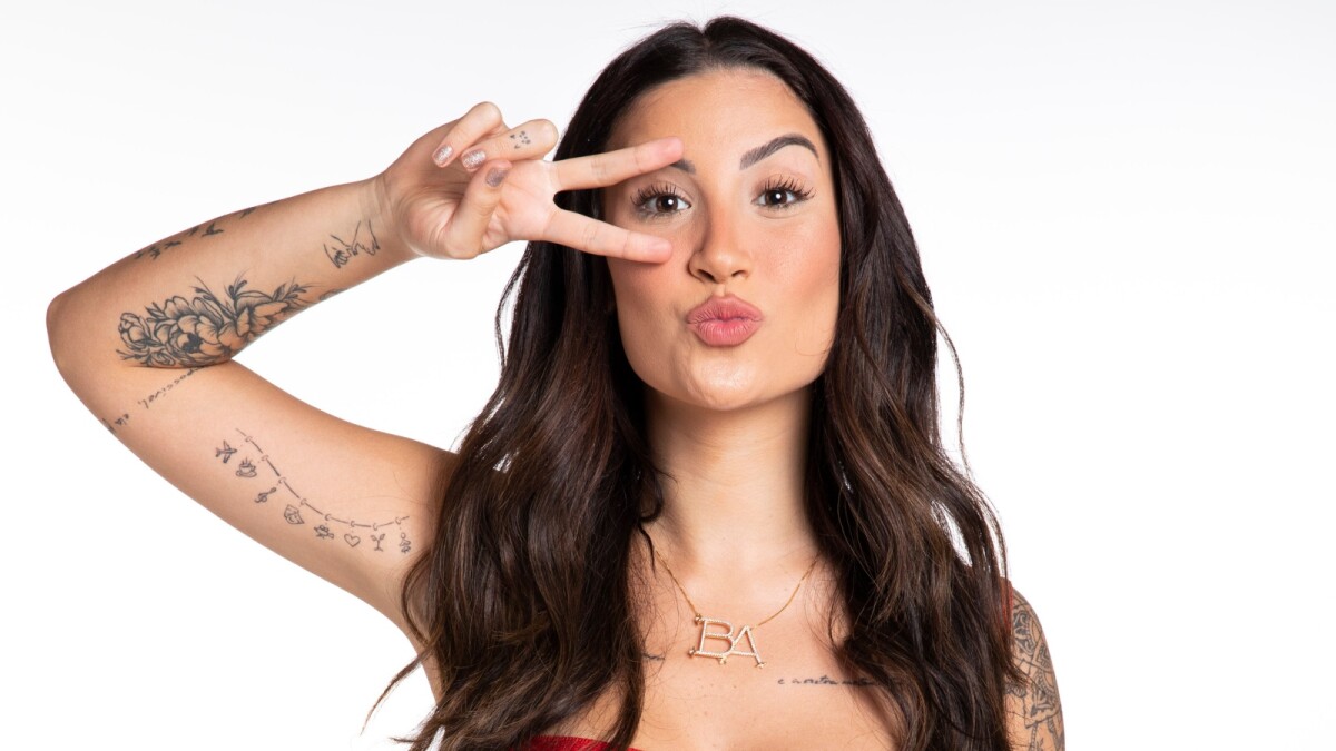 Ex-BBBs: Marcela McGowan fez tatuagens bêbada com Boca Rosa e