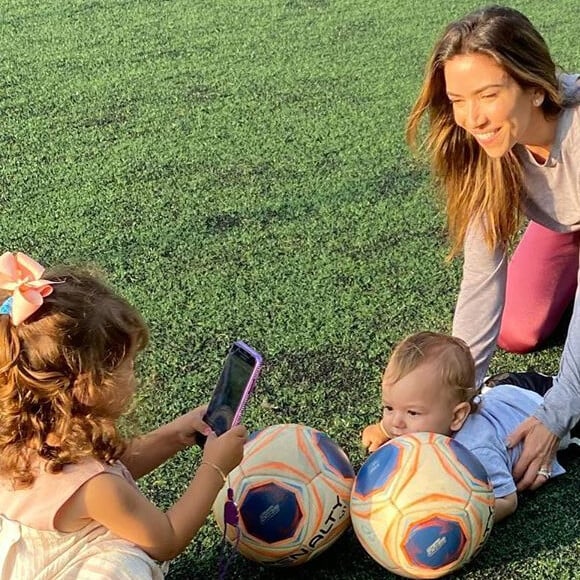 Filha de Patricia Abravanel, Jane bancou a fotógrafa da mãe e do irmão caçula, Senor