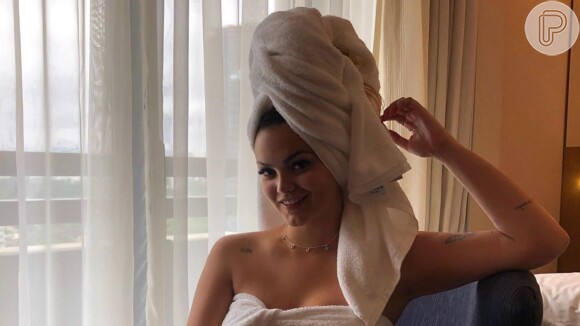 Suzanna Freitas ganha elogio após foto de toalha