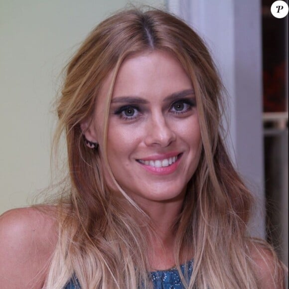 Carolina Dieckmann se divertiu com Lucas Lima tendo cabelo cortado ao som de música que lembrou cena sua na novela 'Laços de Família'