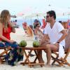 Angélica e Marcello Serrado finalizaram o programa de um jeito bem carioca: com os pés na areia e bebendo água de coco