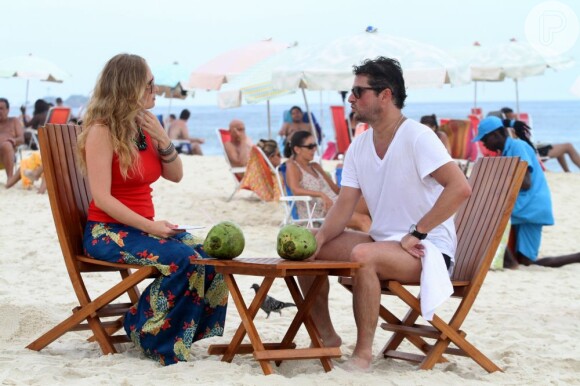 Angélica e Marcello Serrado finalizaram o programa de um jeito bem carioca: com os pés na areia e bebendo água de coco
