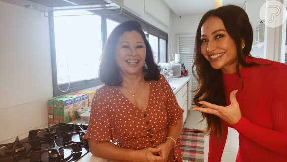 Sabrina Sato e dona Kika se divertem na cozinha