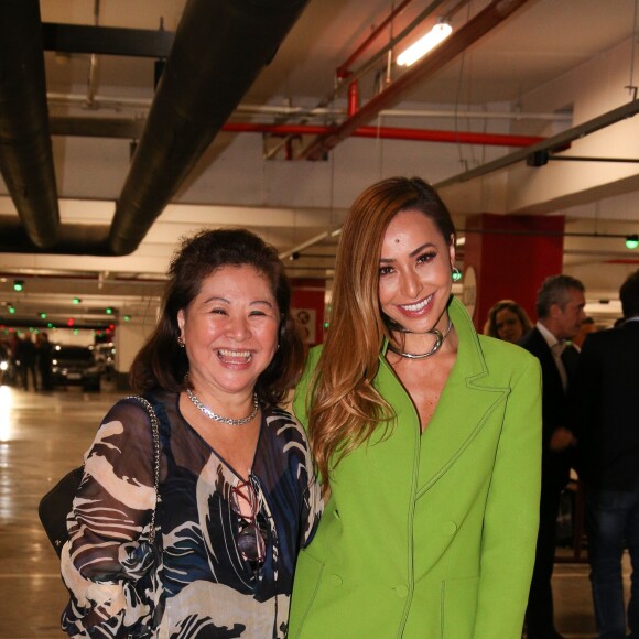 Mãe de Sabrina Sato, Kika faz mingau de aveia para a filha famosa