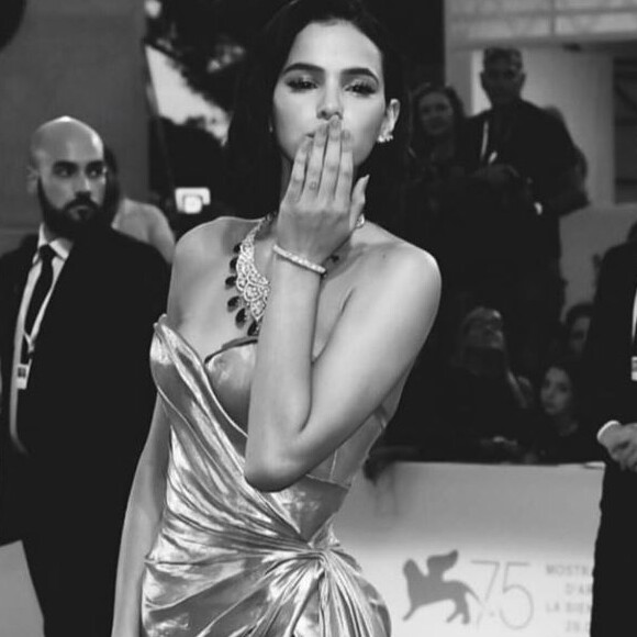 Bruna Marquezine aposta em vestido rosa com superfenda