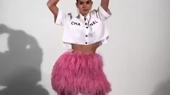 Bruna Marquezine elege saia volumosa com blusa Chanel