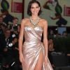 Bruna Marquezine esbanja glamour em vestido rosa
