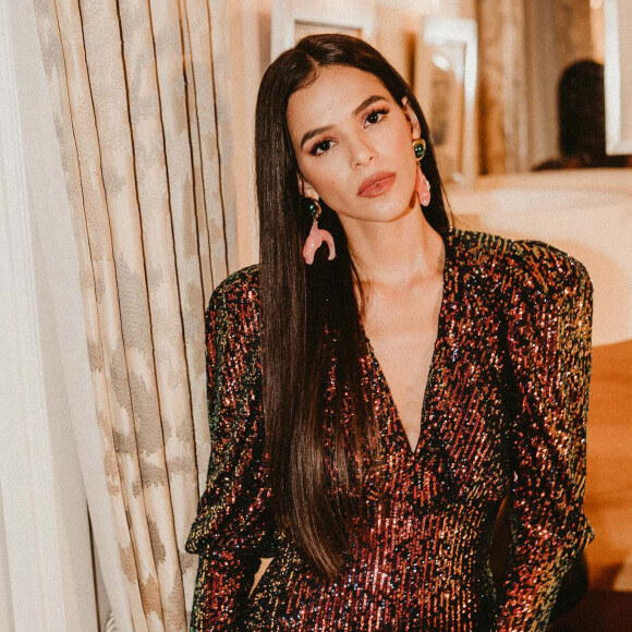 Bruna Marquezine comenta texto de filme em cena: 'Assustadoramente atual. Militante desde criancinha'