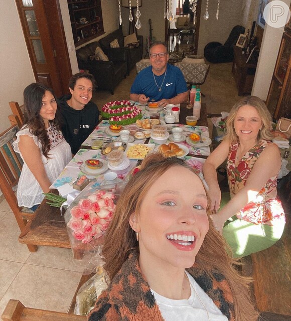 Larissa Manoela e Leo Cidade reuniram as famílias em almoço de Dia das Mães