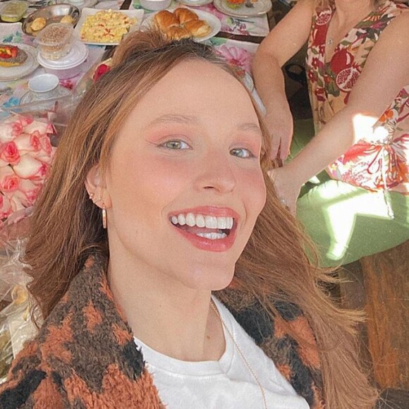 Larissa Manoela e Leo Cidade reuniram as famílias em almoço de Dia das Mães