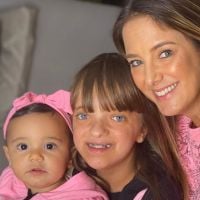 Ticiane Pinheiro combina look rosa com filhas em foto: 'Mãe duplamente feliz'