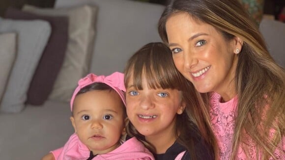 Ticiane Pinheiro combina look rosa com filhas em foto: 'Mãe duplamente feliz'