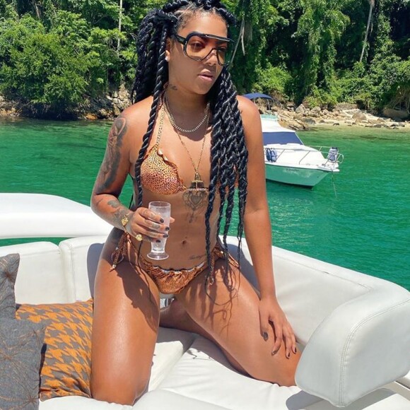 Ludmilla sofre dores no abdomên e é internada