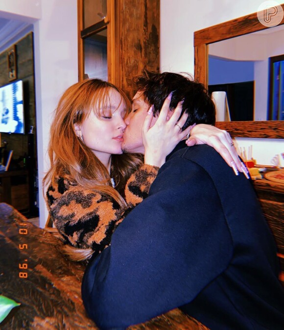 Larissa Manoela postou foto aos beijos com o namorado, Leo Cidade, para festejar mesversário de namoro: '2 anos e 5 meses'