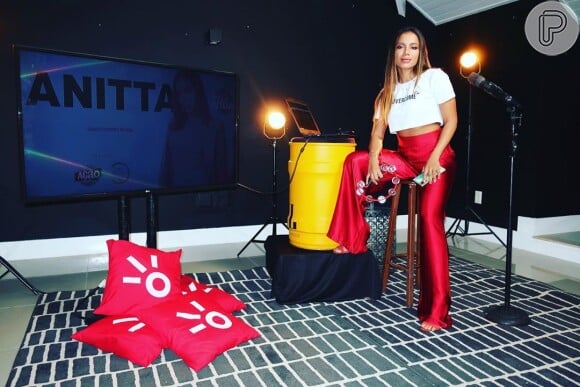 Anitta brinca ao comentar sobre relação com Gui Araujo na TV
