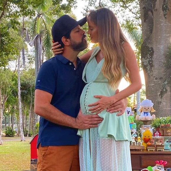 Biah Rodrigues e Sorocaba escolheram o nome Theo para o primeiro filho