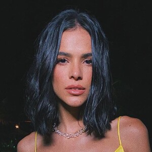 Bruna Marquezine voltou a ter cachos no cabelo depois que deixou de alisá-los