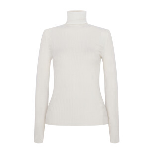 Com gola alta e manga, a blusa branca (R$ 69,99) faz parte da coleção de Manu Gavassi para C&A