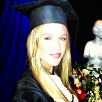 Fiorella Mattheis se forma em jornalismo e comemora o diploma: 'Agora sim!'