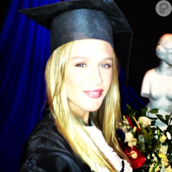 Fiorella Mattheis se forma no curso de Jornalismo e posta foto no Instagram, em 27 de fevereiro de 2013
