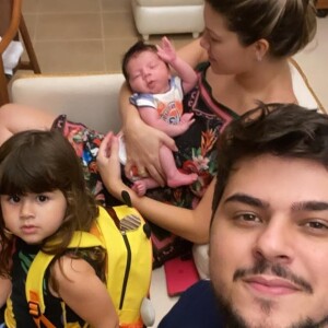 Cristiano faz foto com a mulher e os filhos na cama