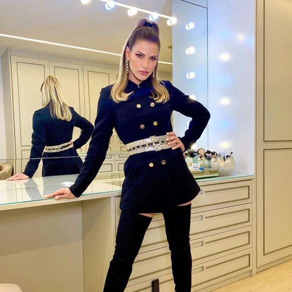Andressa Suita usa blazer estruturado como vestido para live de Gusttavo Lima. Veja mais detalhes em matéria nesta sexta-feira, dia 22 de maio de 2020