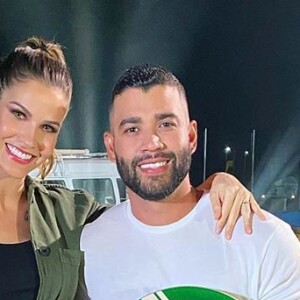 Andressa Suita usa blazer estruturado como vestido para live de Gusttavo Lima. Veja mais detalhes em matéria nesta sexta-feira, dia 22 de maio de 2020