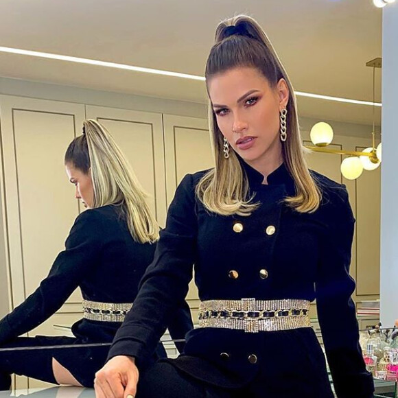 Andressa Suita usa blazer estruturado como vestido para live de Gusttavo Lima