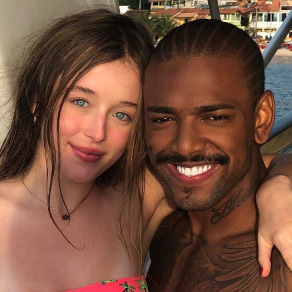 Nego do Borel e a namorada, Duda Reis, se divertiram ao tentarem fazer a mesma coreografia