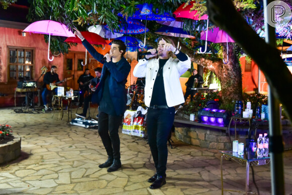 A decoração da live de Breno & Caio Cesar contou com vários guarda-chuvas coloridos