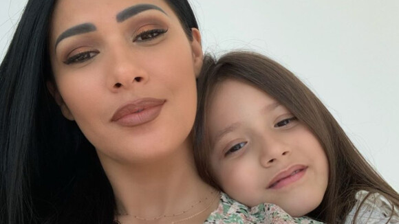 Filha de Simaria aponta preferência por visual da mãe: 'Prefiro sem maquiagem'