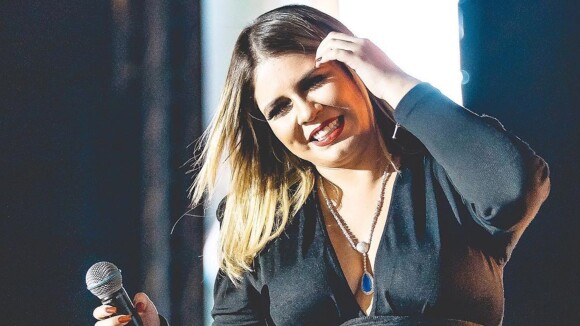 Marília Mendonça aposta em look com transparência e decote para live do namorado