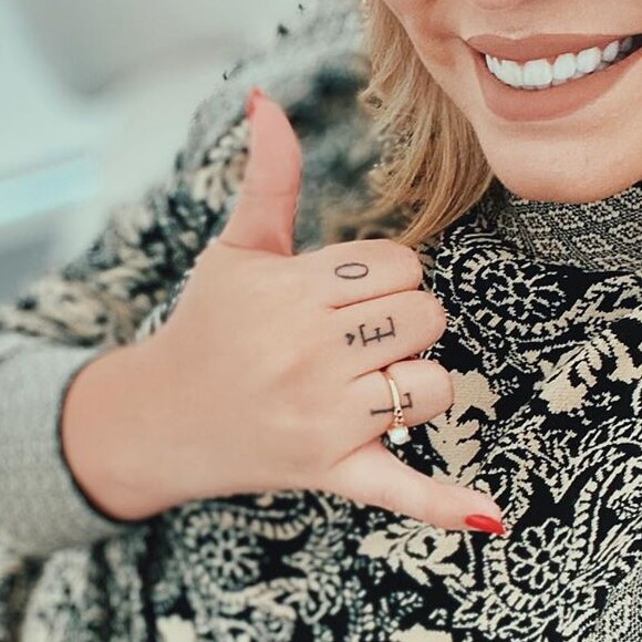 Marília Mendonça tatuou o nome do filho nos dedos da mão