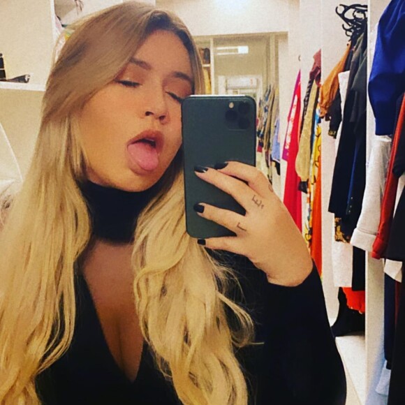 Marília Mendonça apostou em um look com transparência e decote