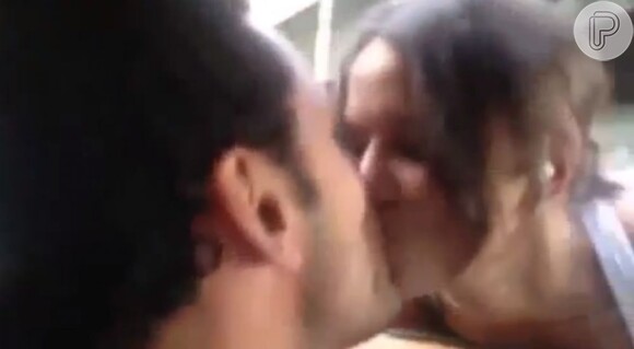 A motoqueira Izabela beija o jogador Fred no trânsito de Minas Gerais