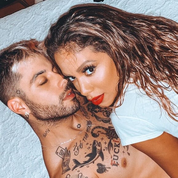 Anitta e Gui Araújo posam para fotos provocantes no Instagram, em 7 de junho de 2020