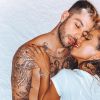 Anitta e Gui Araújo troca carinhos em foto sexy