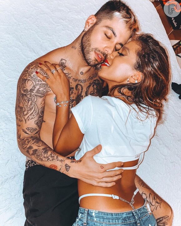 Anitta e Gui Araújo troca carinhos em foto sexy