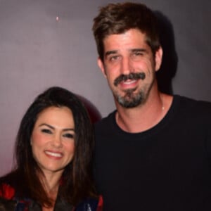 Suzana Alves fez selfie com o marido, Flávio Saretta, e mostrou de novo o cabelo branco: 'Casal grisalho'