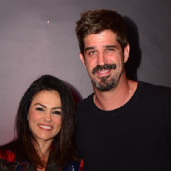 Suzana Alves fez selfie com o marido, Flávio Saretta, e mostrou de novo o cabelo branco: 'Casal grisalho'