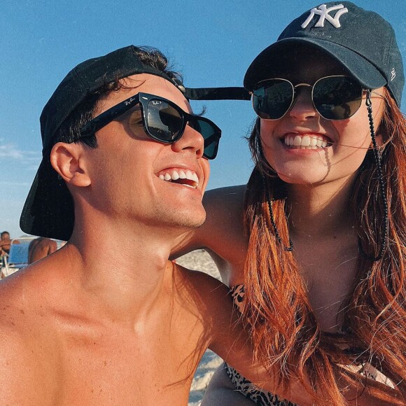 Larissa Manoela faz agachamento com namorado, Leo Cidade, em live